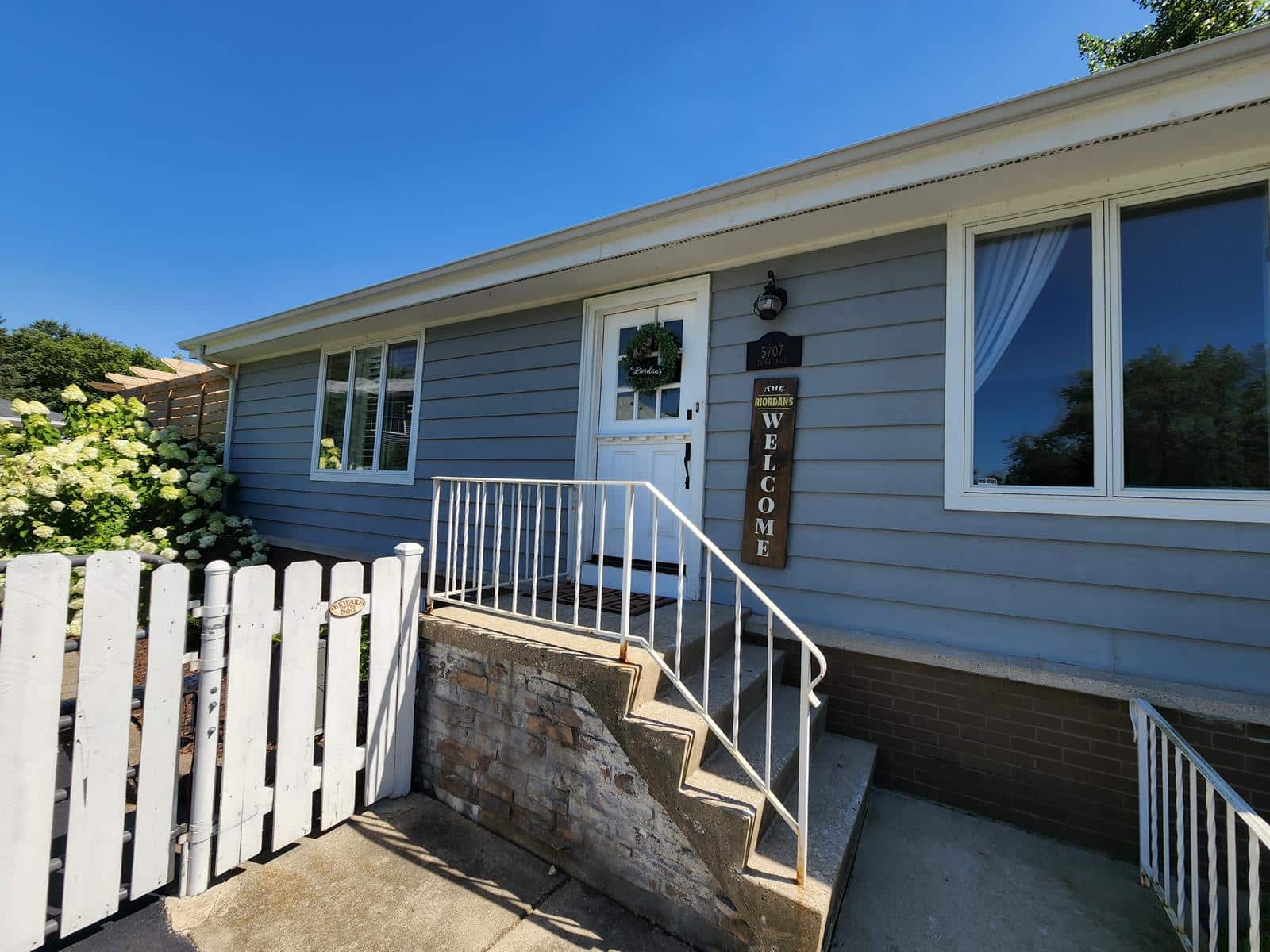 small house exterior accents